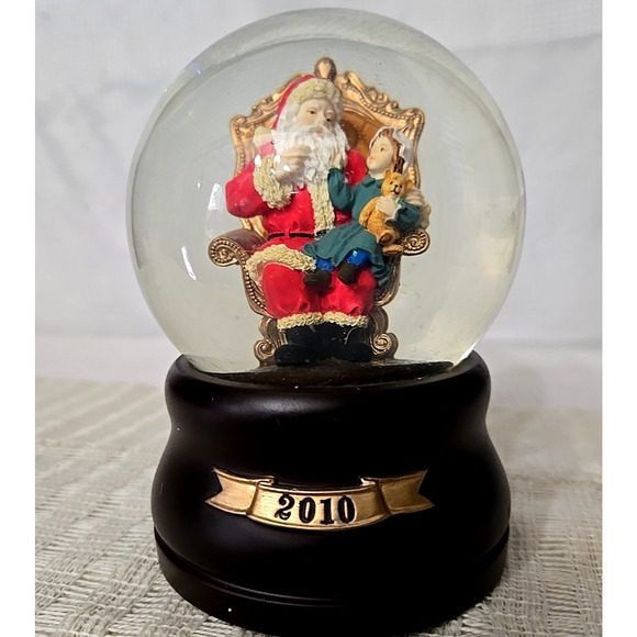 Threshold 2010 Snow Globe Sitting with Santa Musical "Jolly Old St Nick" - Picture 1 of 7